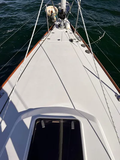 Airwaves Yacht Photos Pics 2006 J Boats J/124 sailboat deck with rigging, sailing on open water.