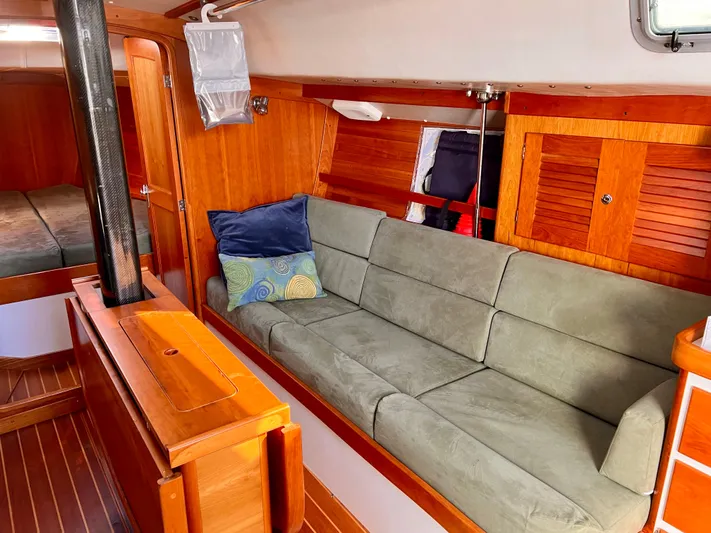 Airwaves Yacht Photos Pics Interior of 2006 J Boats J/124 sailboat with cozy seating and wooden finishes.