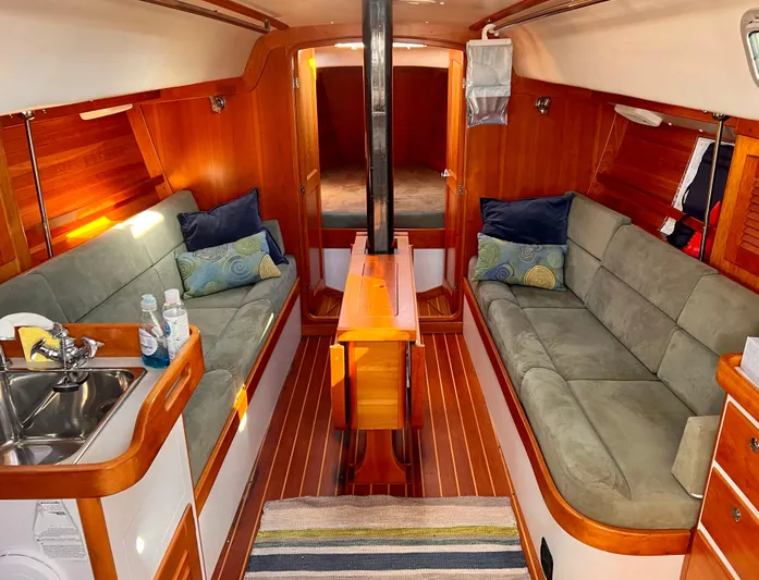 Airwaves Yacht Photos Pics Interior of 2006 J Boats J/124 sailboat with cozy seating and wooden finishes.