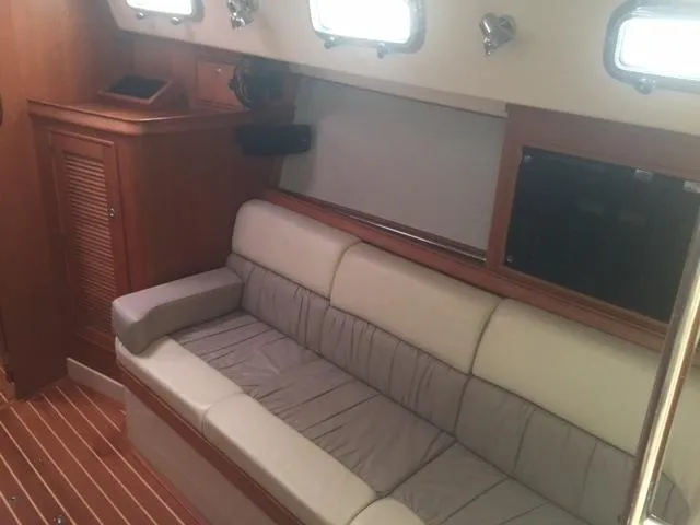 Navigator Yacht Photos Pics Interior of Island Packet Packet Craft Express 360 yacht, year 2002.