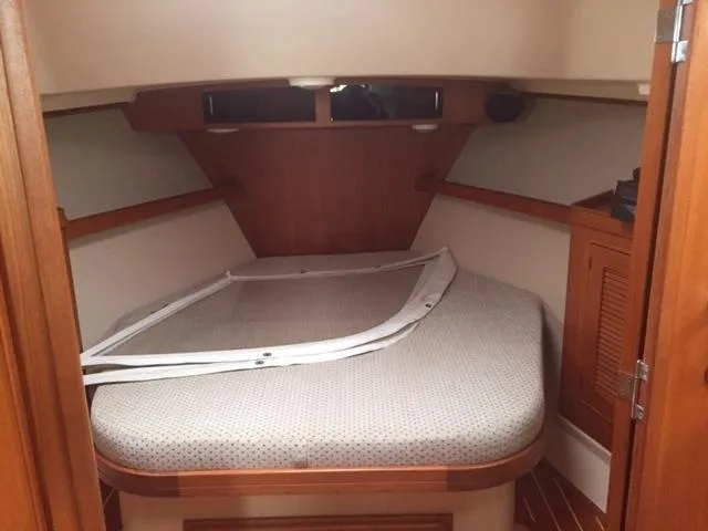 Navigator Yacht Photos Pics Interior of 2002 Island Packet Craft Express 360 yacht cabin.