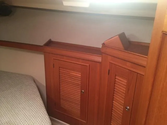 Navigator Yacht Photos Pics Interior of Island Packet Craft Express 360 yacht, year 2002.