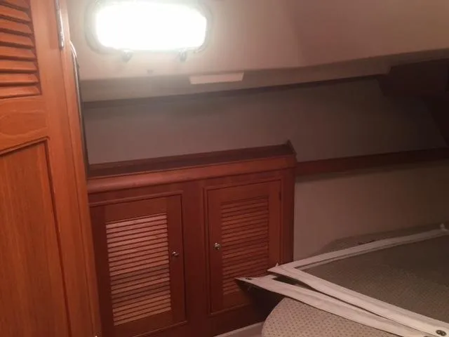 Navigator Yacht Photos Pics Interior of Island Packet Packet Craft Express 360, year 2002.