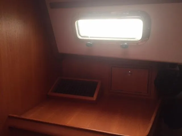 Navigator Yacht Photos Pics Interior cabin of 2002 Island Packet Craft Express 360 boat.