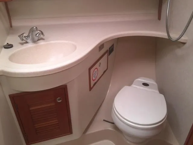 Navigator Yacht Photos Pics Bathroom of Island Packet Packet Craft Express 360, year 2002.