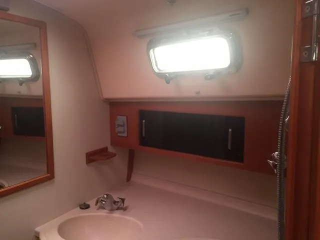 Navigator Yacht Photos Pics Interior of Island Packet Packet Craft Express 360, 2002 model.