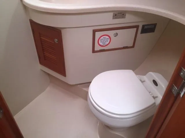 Navigator Yacht Photos Pics Bathroom of Island Packet Packet Craft Express 360, year 2002.