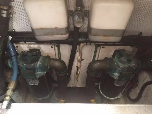 Navigator Yacht Photos Pics Engine room of 2002 Island Packet Packet Craft Express 360.