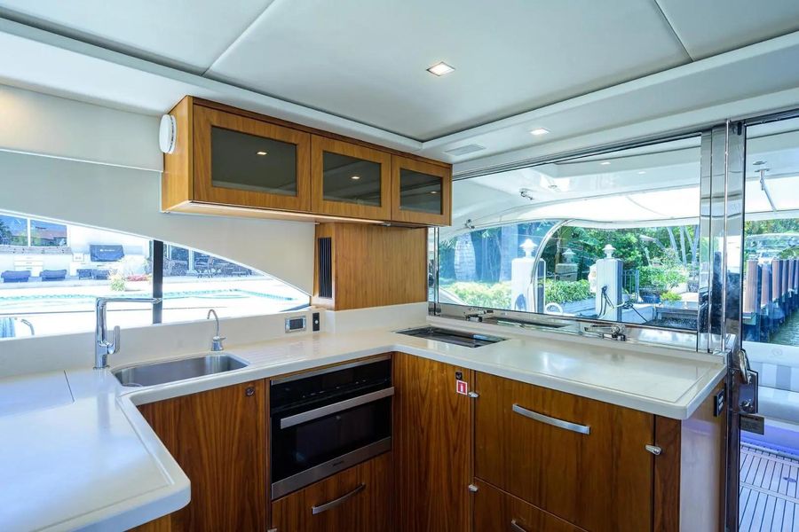 2017 Riviera 5400 Sport Yacht