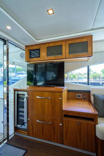 2017 Riviera 5400 Sport Yacht