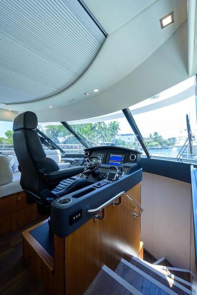 2017 Riviera 5400 Sport Yacht