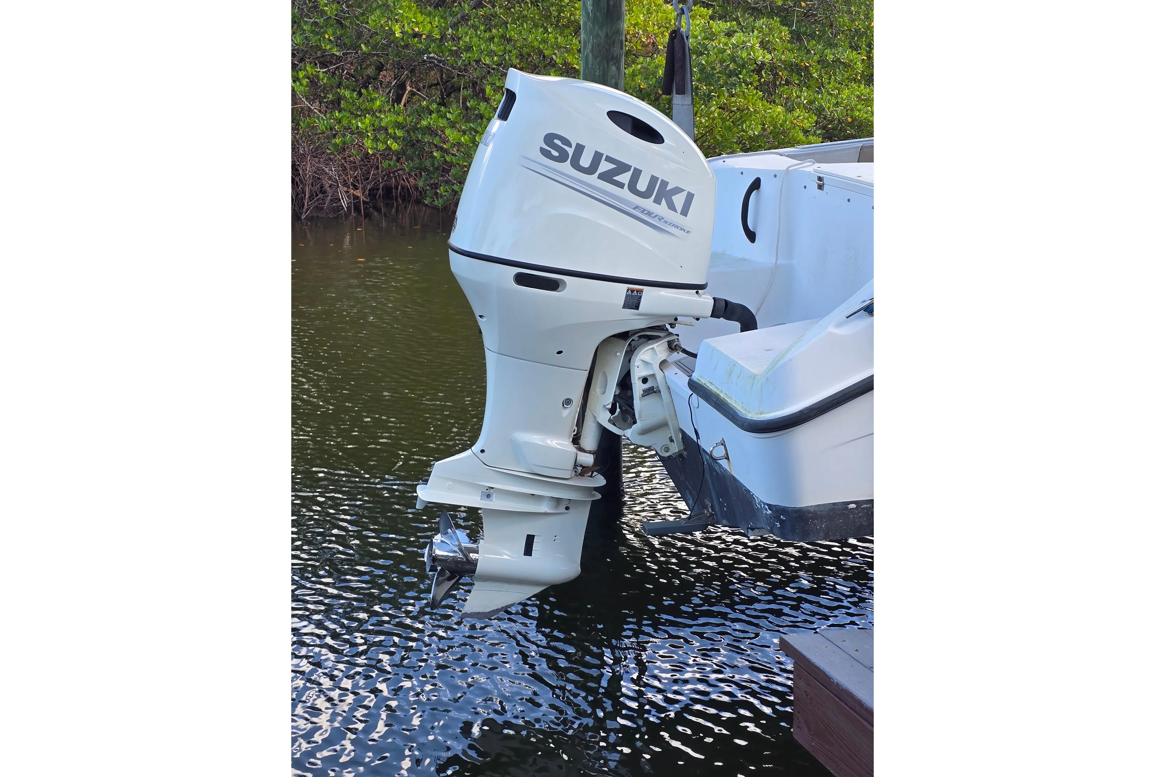 2004 Seaswirl Striper 2101 Walkaround with Suzuki outboard motor on water.