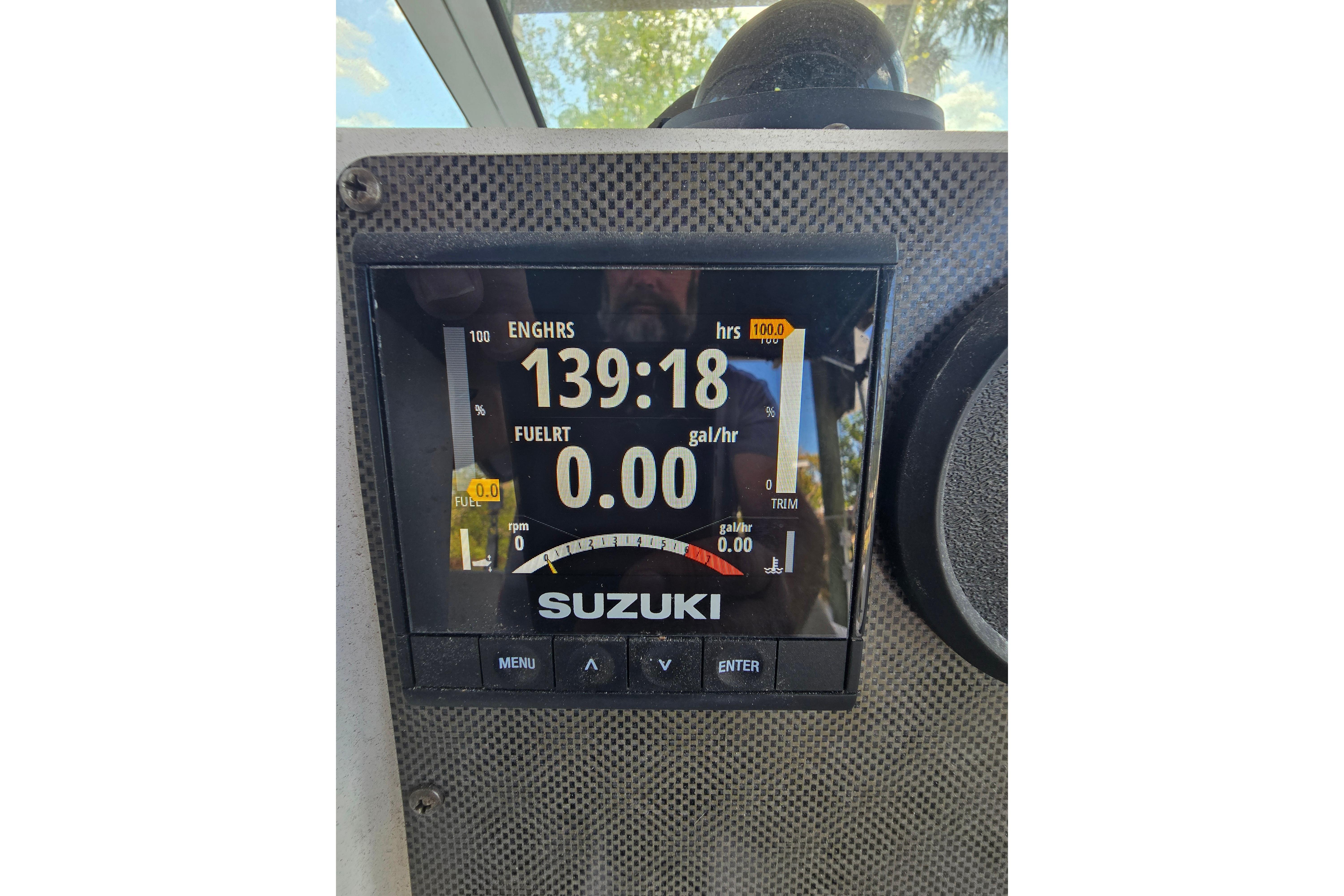 Suzuki engine display on 2004 Seaswirl Striper 2101 Walkaround O/B, showing engine hours and fuel rate.
