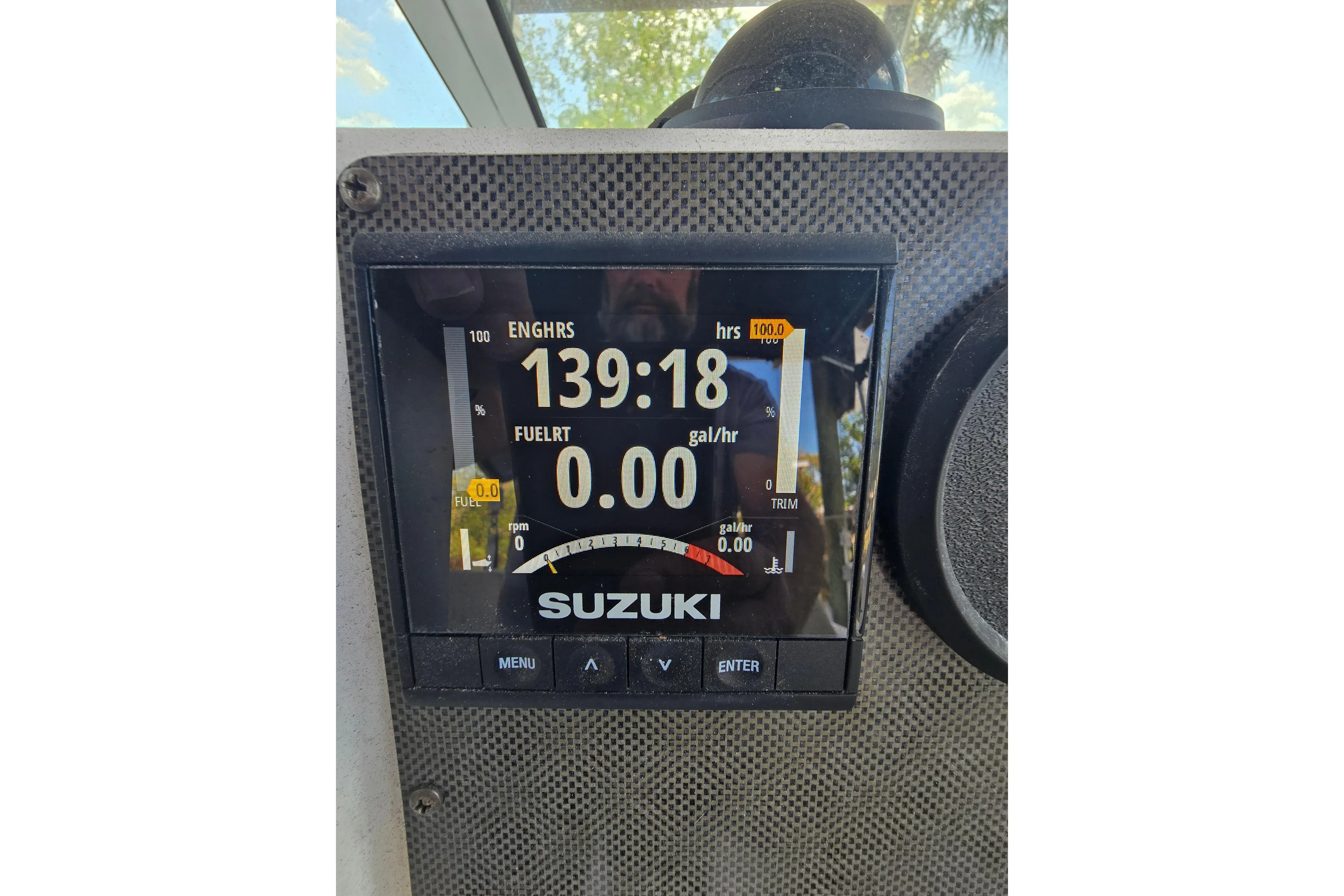 Suzuki engine display on 2004 Seaswirl Striper 2101 Walkaround O/B, showing engine hours and fuel rate.