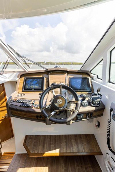 2015 Cruisers Yachts 45 Cantius