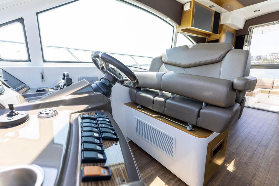 2015 Cruisers Yachts 45 Cantius