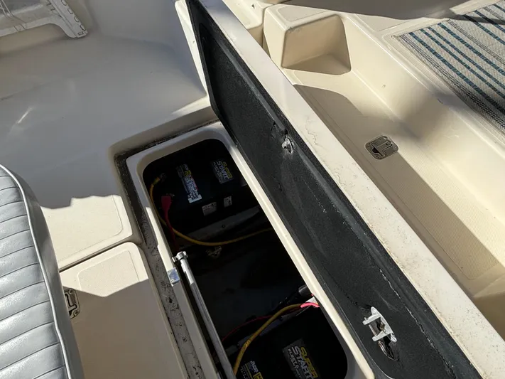 Bay Cruzin Yacht Photos Pics 2004 Mainship Pilot 34 Rum Runner II Hardtop boat battery compartment.