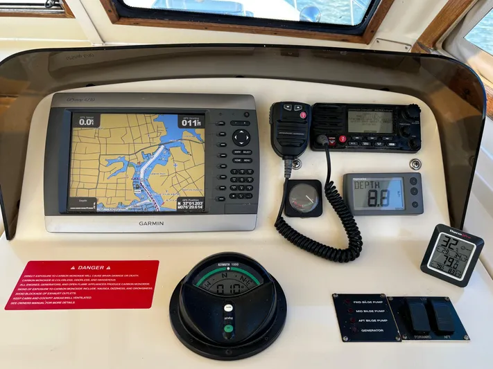 Bay Cruzin Yacht Photos Pics Control panel of a 2004 Mainship Pilot 34 Rum Runner II with navigation equipment.