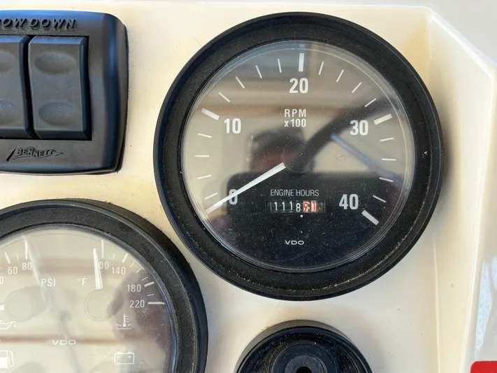 Bay Cruzin Yacht Photos Pics RPM gauge showing 1118 engine hours on a 2004 Mainship Pilot 34 Rum Runner II.