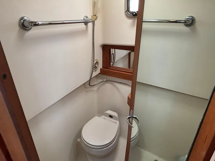 Bay Cruzin Yacht Photos Pics 2004 Mainship Pilot 34 Rum Runner II Hardtop bathroom with toilet and shower.