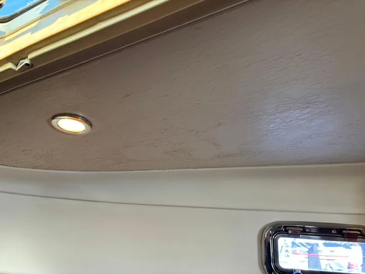 Bay Cruzin Yacht Photos Pics 2004 Mainship Pilot 34 Rum Runner II Hardtop interior ceiling with light and window.
