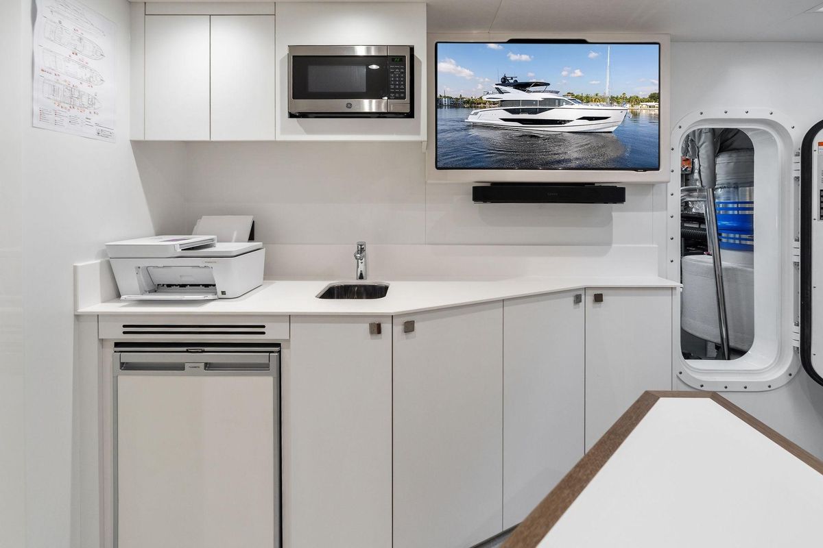 2024 Sunseeker 90 