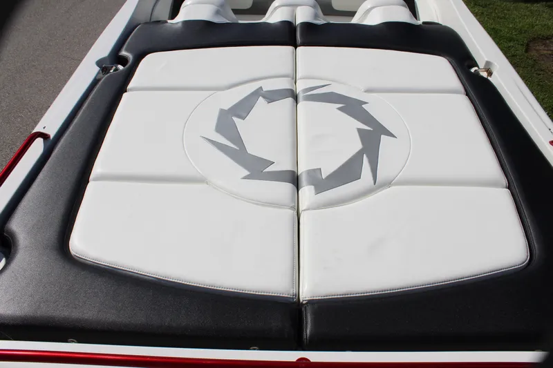 Lightning Yacht Photos Pics 2007 Fountain 42 Lightning boat seating with black and white upholstery design.