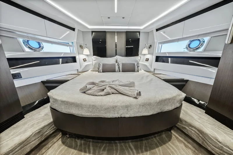 Azimut S7 Yacht Photos Pics Luxurious 2019 Azimut S7 yacht bedroom with modern design and elegant decor.