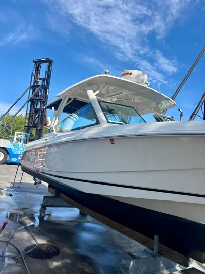  Yacht Photos Pics 2020 Boston Whaler 280 Vantage boat on dock under clear blue sky.