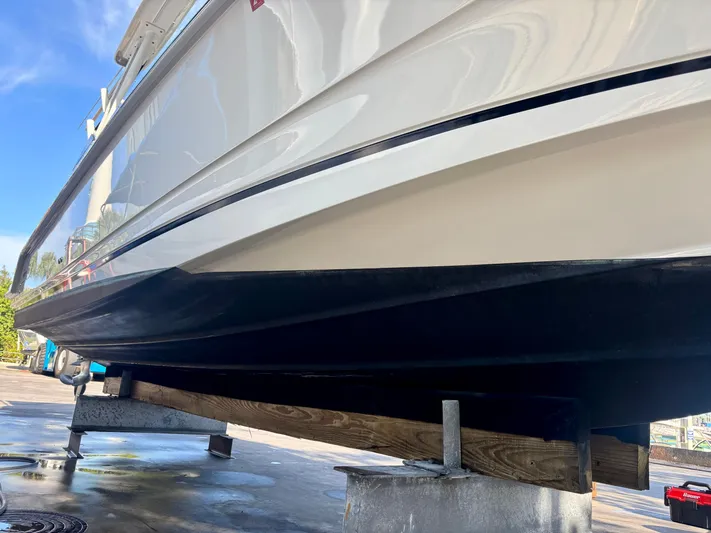  Yacht Photos Pics 2020 Boston Whaler 280 Vantage boat hull on dry dock, side view.