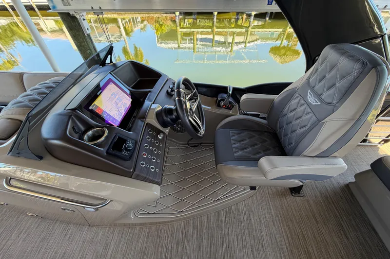  Yacht Photos Pics 2024 Bennington 25 QX Swingback helm with luxurious seating and advanced navigation display.