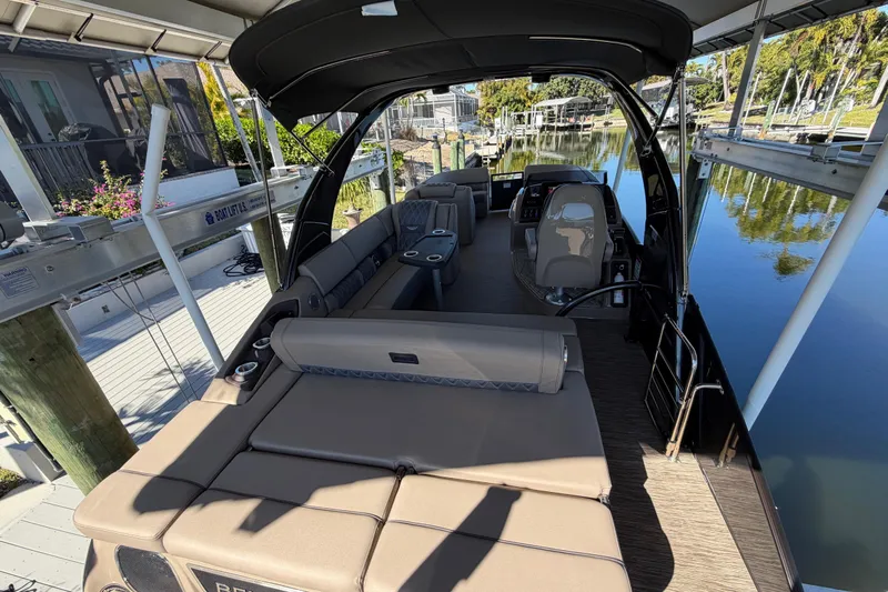  Yacht Photos Pics 2024 Bennington 25 QX Swingback pontoon boat with luxurious seating and sleek design.