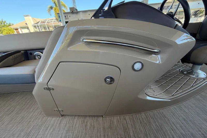  Yacht Photos Pics 2024 Bennington 25 QX Swingback boat interior, featuring sleek console design and seating.