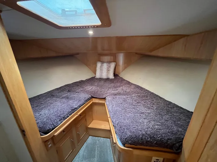 Journey Yacht Photos Pics 1999 Ocean Alexander Sundeck 460 cabin with cozy twin beds and wooden interior.
