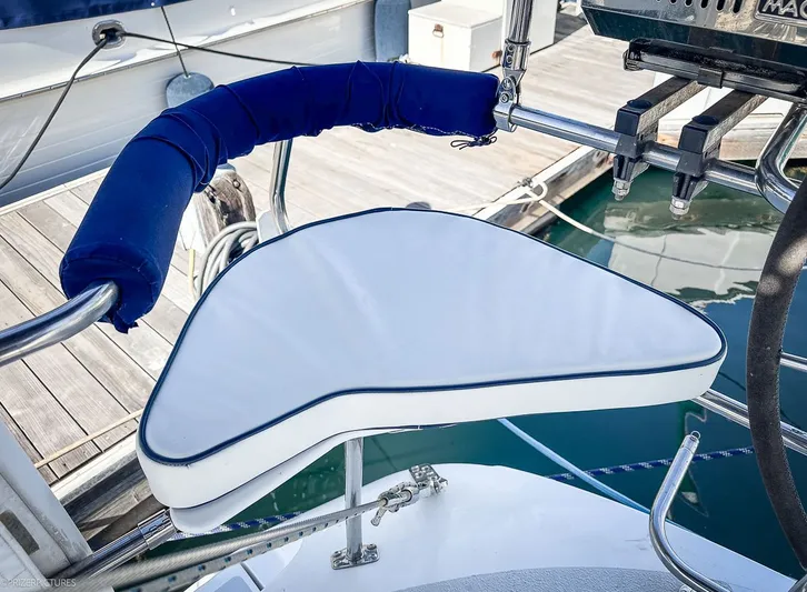 Moondust Yacht Photos Pics Seating area on a 1997 Catalina 380 sailboat.