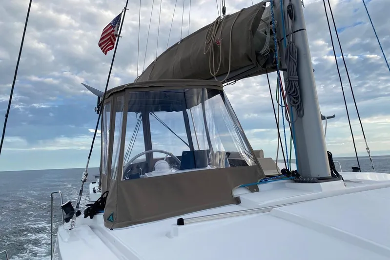 Isthmus Breeze Yacht Photos Pics Sailing yacht Bali 4.2, 2023 model, with American flag, on open sea under cloudy sky.
