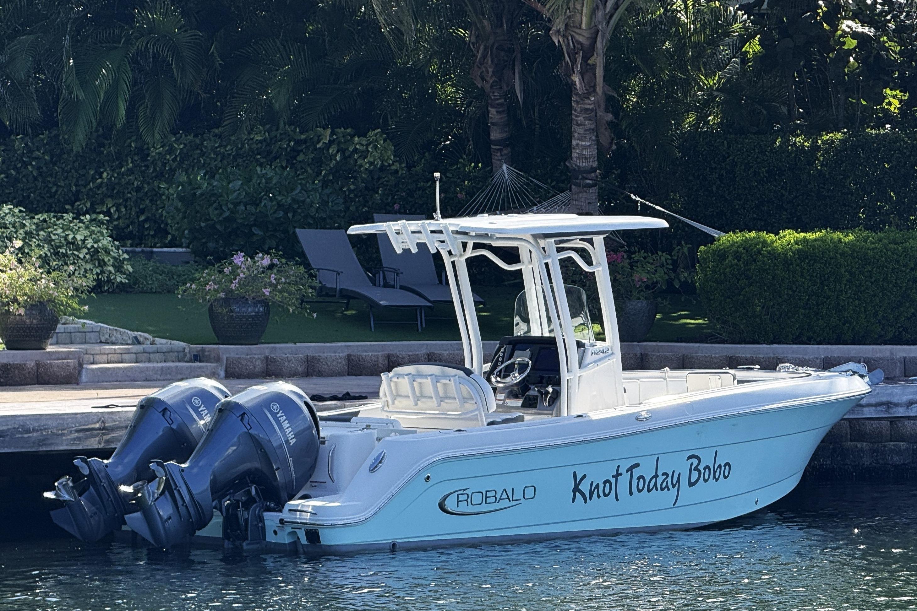 Robalo R242 Center Console