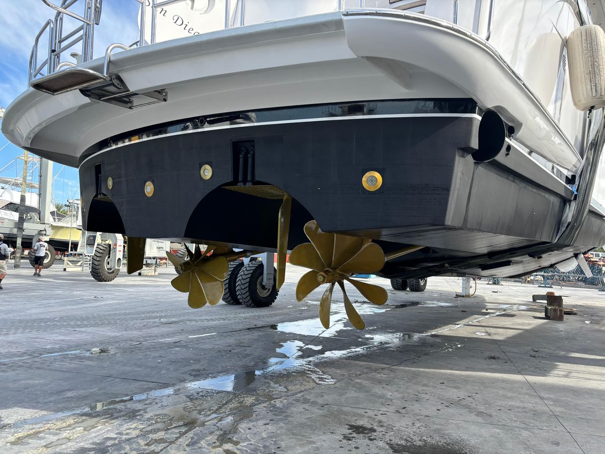 2008 Hatteras 72 