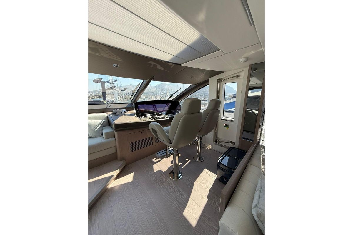 2025 Sunseeker 77 