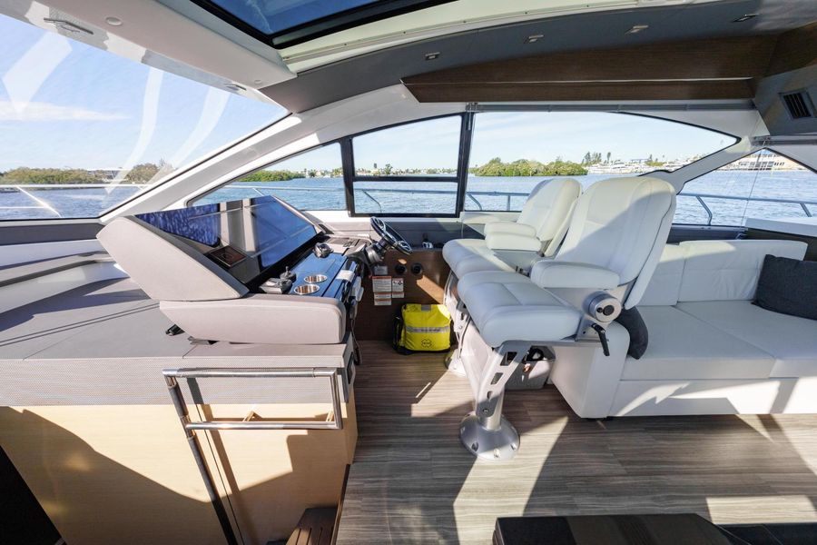 2019 Cruisers Yachts 60 Cantius