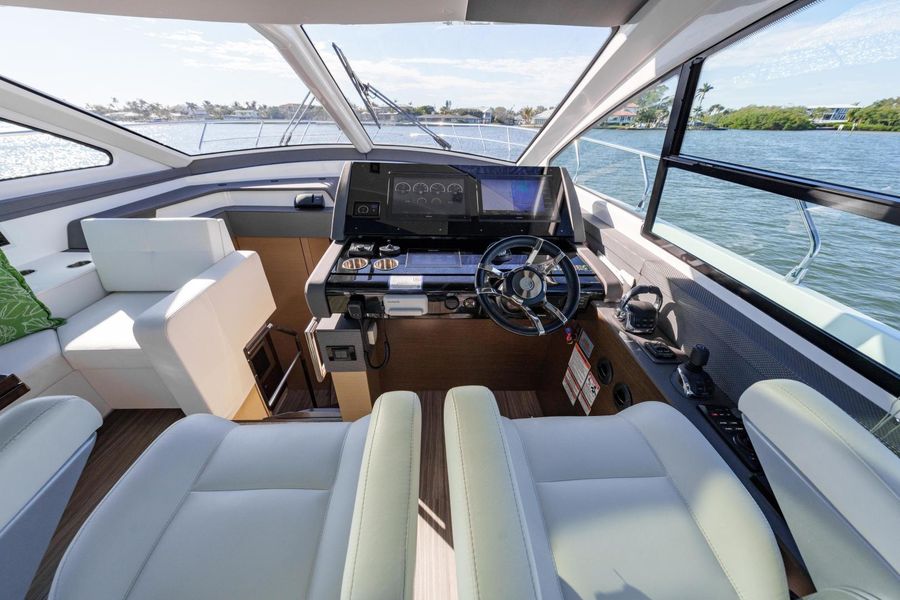 2019 Cruisers Yachts 60 Cantius