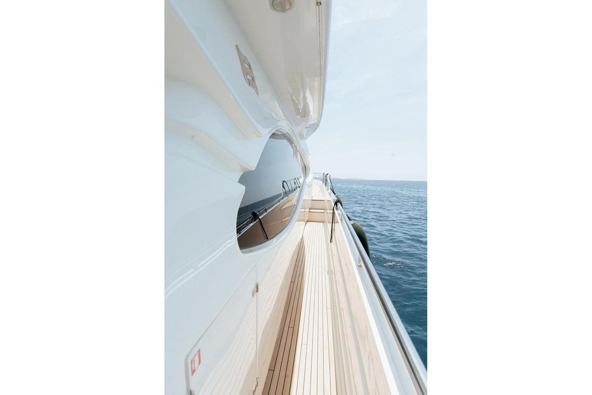 2006 Ferretti Yachts 77 