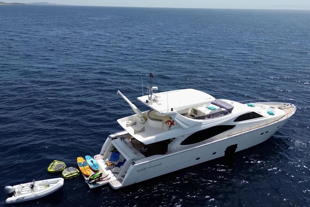 2006 Ferretti Yachts 77 