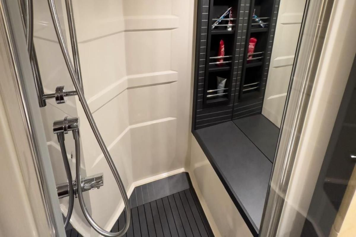 2017 Azimut 68 