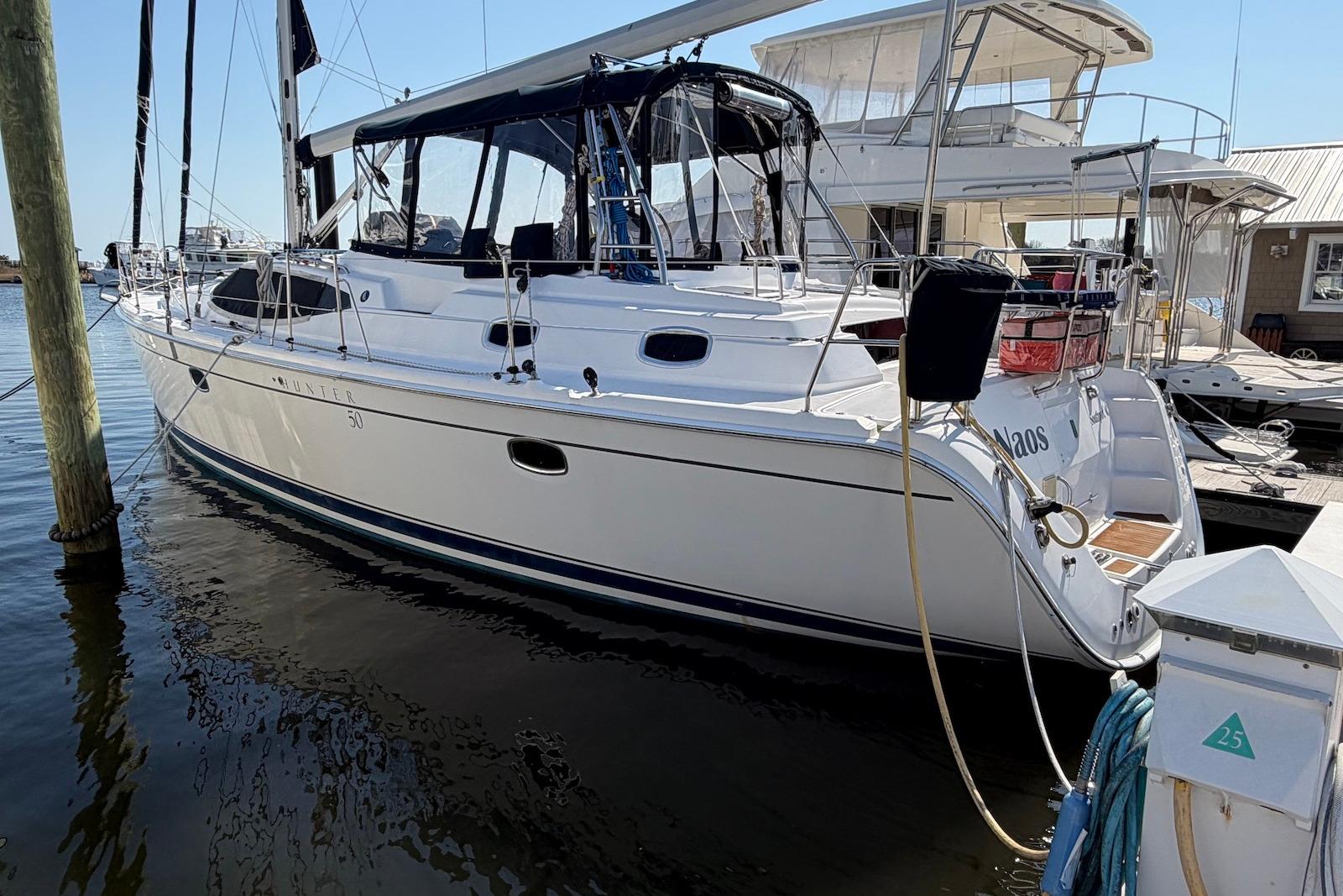 Hunter 50 Center Cockpit