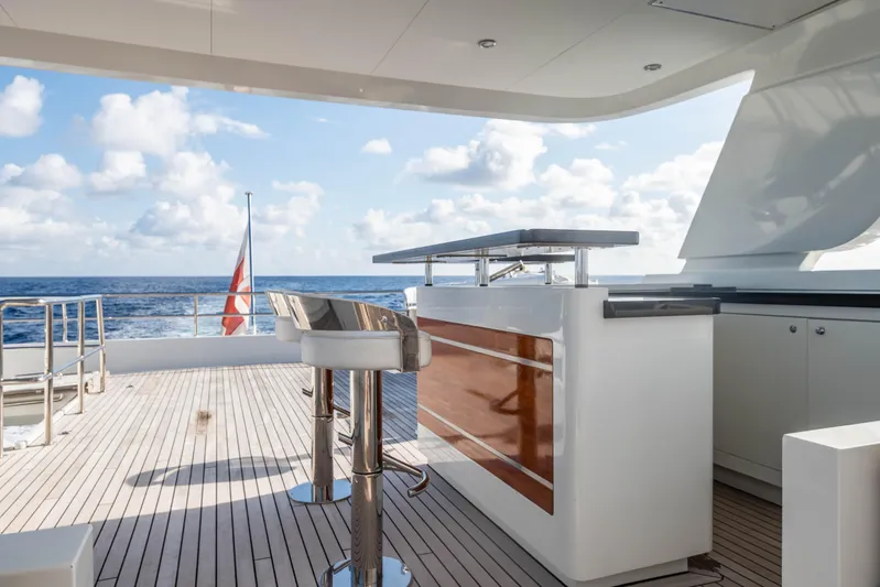 Firefly Yacht Photos Pics Luxurious Mulder 94 yacht deck with bar, ocean view, and clear skies, 2015 model.