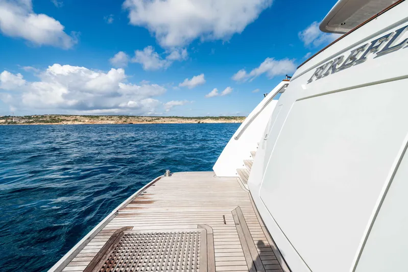 Firefly Yacht Photos Pics Luxury yacht Mulder 94, 2015 model, cruising on a sunny day with scenic ocean view.