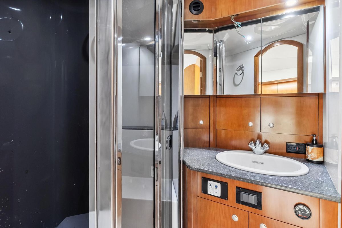 2007 Cruisers Yachts 52 