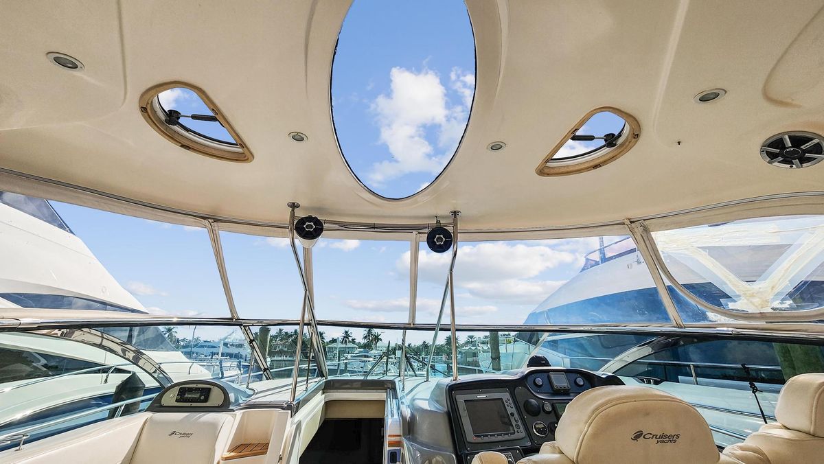 2007 Cruisers Yachts 52 
