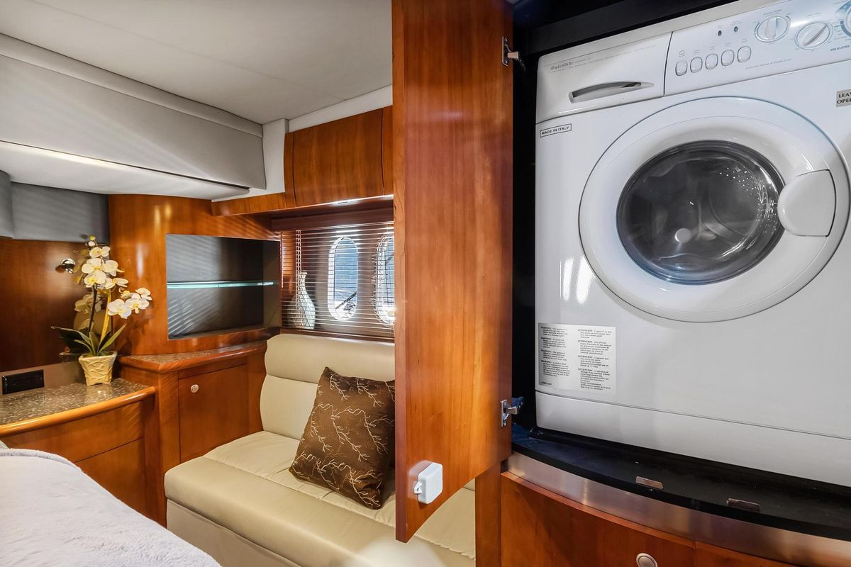 2007 Cruisers Yachts 52 